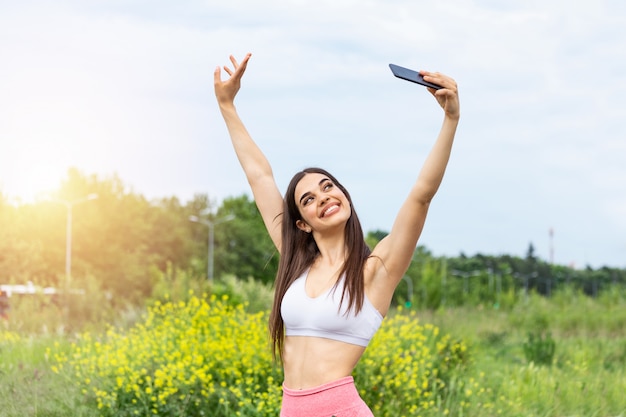 Fitness selfie femme autoportrait après l'entraînement.