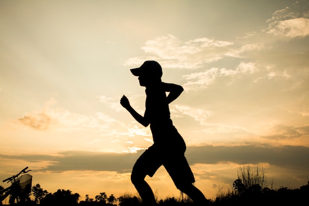 Fitness silhouette sunrise jogging entraînement bien-être concept