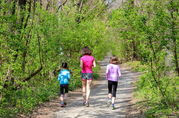 Fitness et sport en famille, heureuse mère active et enfants jogging en plein air, courir dans la forêt