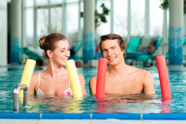 Fitness - sports et gymnastique sous l'eau à la piscine ou au spa