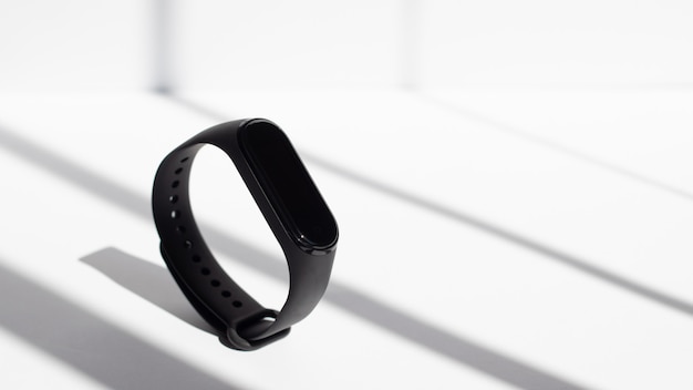 Fitness tracker sur fond blanc les rayons du soleil du matin