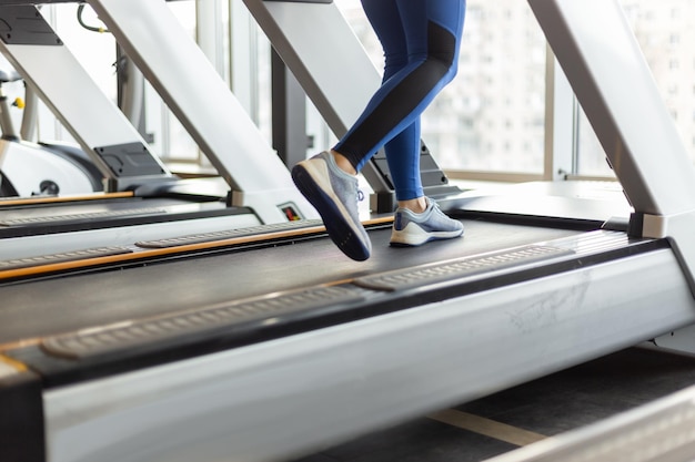 Fitness woman jogging sur un tapis roulant Intense Cardio Workout