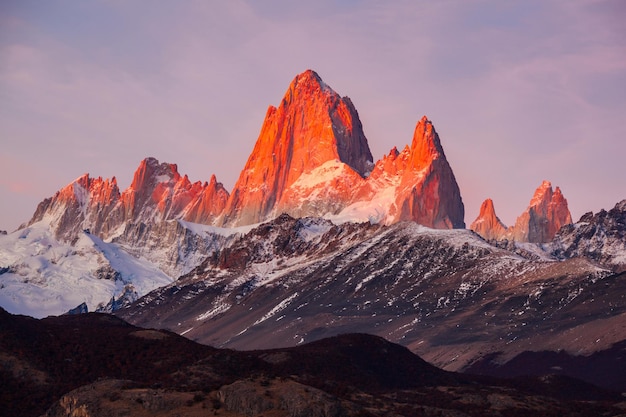 Fitz Roy bouchent la vue du lever du soleil. Fitz Roy est une montagne située près d'El Chalten, dans le sud de la Patagonie, à la frontière entre l'Argentine et le Chili.
