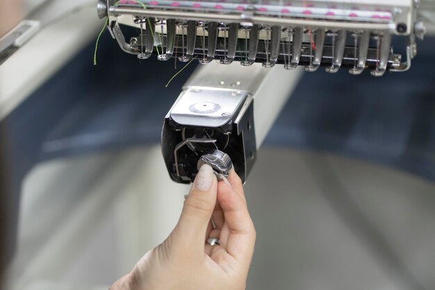 fixation et réglage des fils de couture sur la machine à coudre industrielle