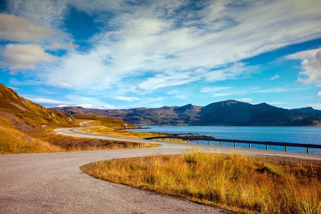 Fjord avec ciel nuageux blye Rivage rocheux Belle nature Norvège Île de Mageroya