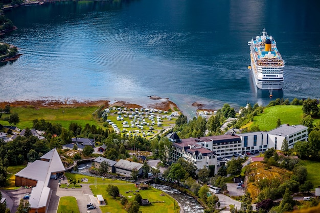 Fjord de Geiranger, Belle Nature Norvège. Il s'agit d'une branche de 15 kilomètres (9,3 mi) de long du Sunnylvsfjorden, qui est une branche de la photographie aérienne du Storfjorden.