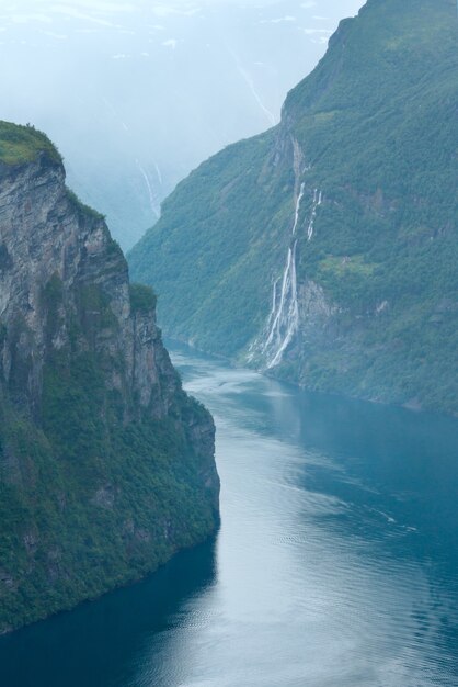 Fjord de Geiranger (Norge) et cascade des Sept soeurs vue d'en haut