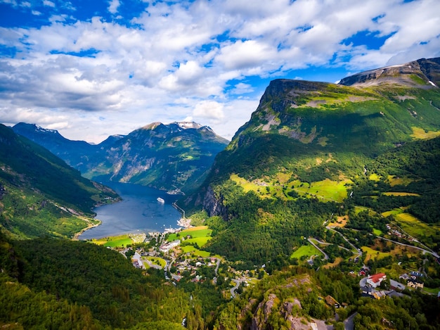 Fjord de Geiranger, photographie aérienne de Beautiful Nature Norway. Il s'agit d'une branche longue de 15 kilomètres (9,3 mi) du Sunnylvsfjorden, qui est une branche du Storfjorden (Grand Fjord).