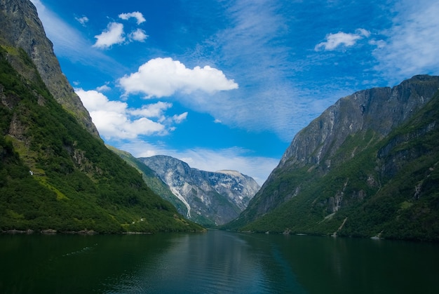 Fjord à Homersfag, Royaume-Uni. Mer et montagnes sur ciel bleu nuageux. Vacances d'été. Découvrez la nature sauvage. Wanderlust et concept de voyage.