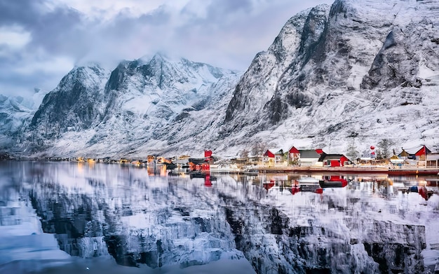 fjords hautes montagnes au crépuscule en Norvège