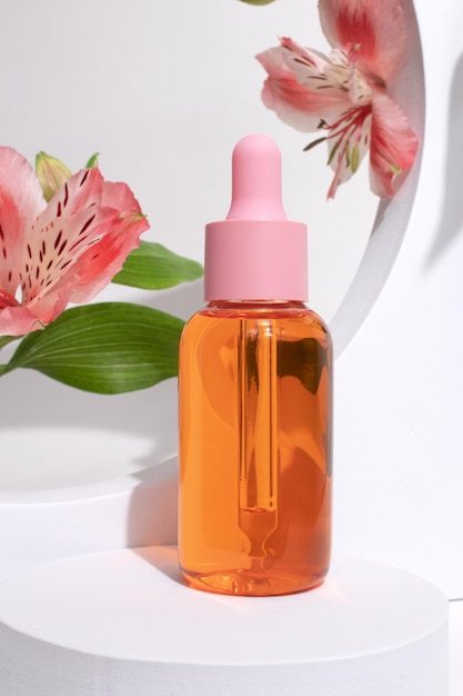 Flacon avec compte-gouttes en verre contenant un liquide qui pourrait être une huile parfumée à base de plantes remède homéopathique traitement de beauté aromathérapie médecine alternative