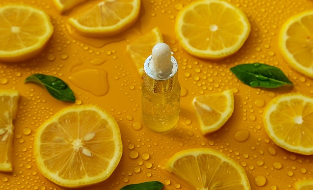 Flacon de cosmétiques et gouttes de citron liquide hydratant Acide hyaluronique Mise au point sélective