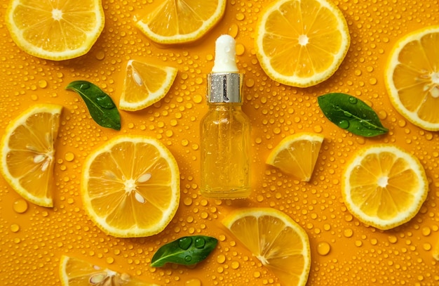 Flacon de cosmétiques et gouttes de citron liquide hydratant Acide hyaluronique Mise au point sélective