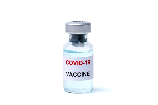 Flacon de flacon de vaccin liquide contre le coronavirus Covid19 isolé sur fond blanc avec un tracé de détourage