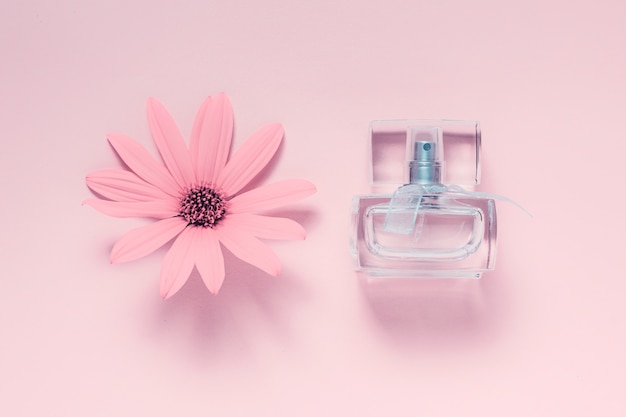 Flacon à fleurs et parfums rose