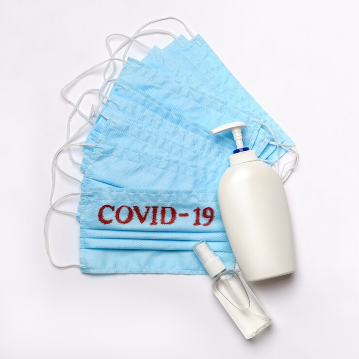 Photo flacon de lotion, désinfectant et masques de protection médicale