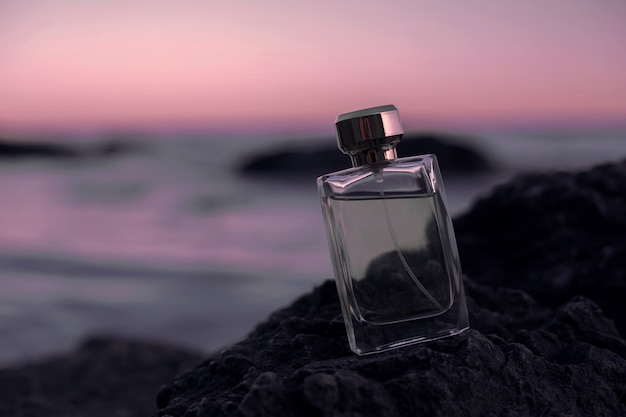 Flacon de parfum sur le bech.