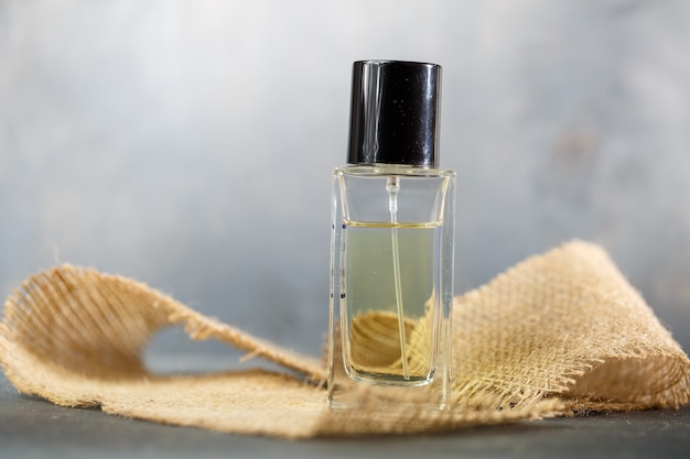 Flacon de parfum avec bouchon noir. Bonne odeur pour les femmes