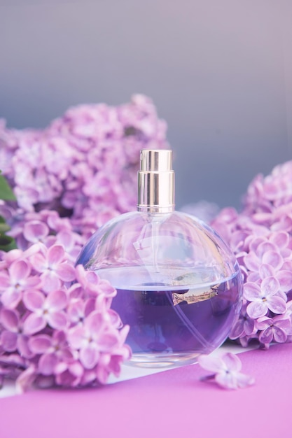 Flacon de parfum cercle violet avec fleurs lilas