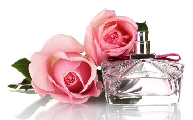 Flacon de parfum et deux rose rose isolé sur blanc