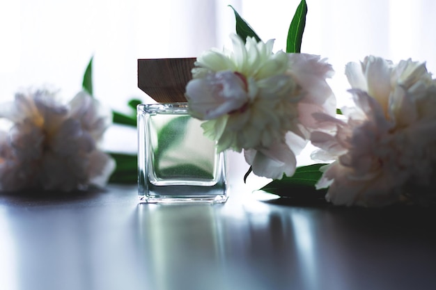 Flacon de parfum et fleurs blanches
