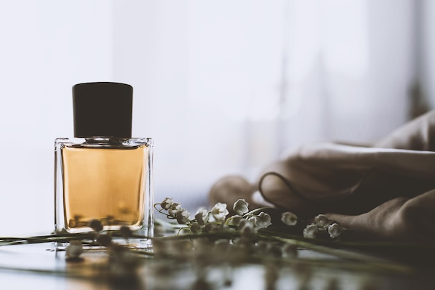 Flacon de parfum et fleurs délicates