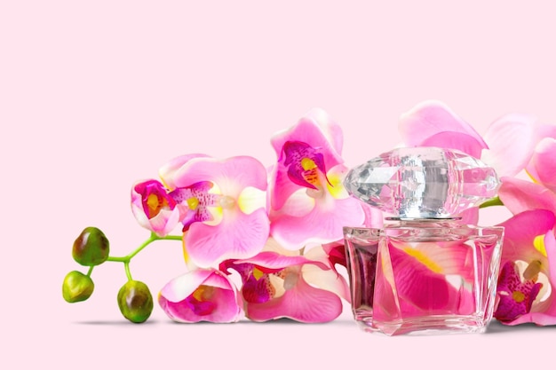 Photo flacon de parfum et fleurs sur fond