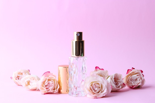 Flacon de parfum et fleurs roses sur fond clair se bouchent