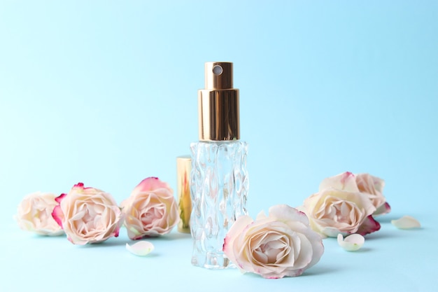 Flacon de parfum et fleurs roses sur fond clair se bouchent