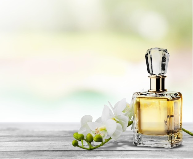 Flacon de parfum et fleurs