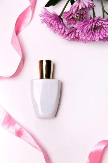 flacon de parfum sur fond blanc