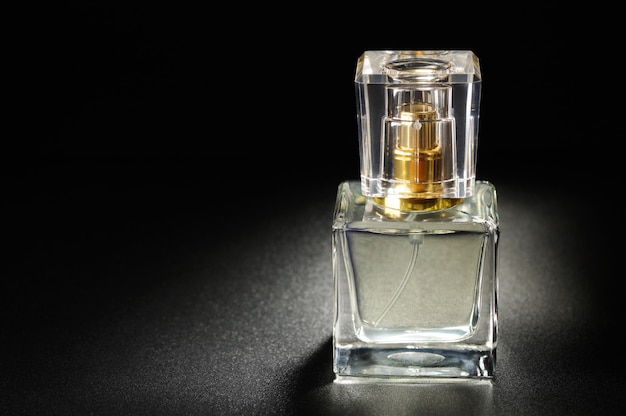 Flacon de parfum sur fond noir