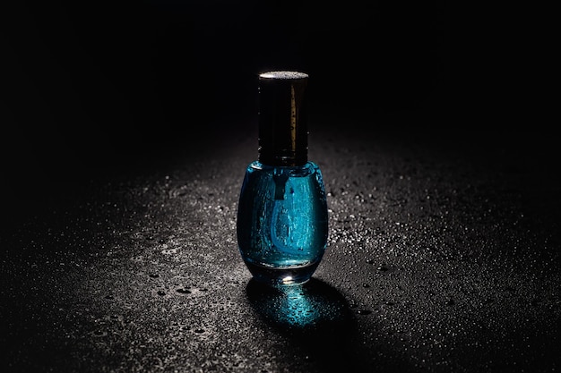 Flacon de parfum sur fond noir