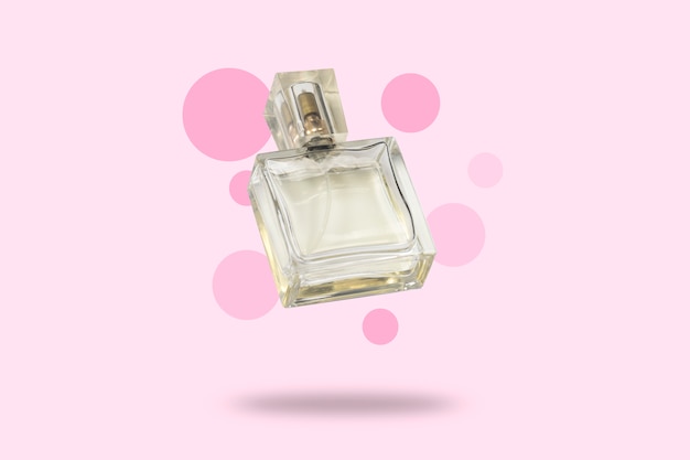 Flacon de parfum sur fond rose. Le concept d'un parfum préféré, parfum pour la bien-aimée, Feramona. Lévitation. Mise à plat, vue de dessus.