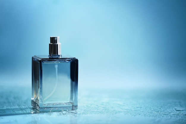 Flacon de parfum masculin moderne sur fond de couleur