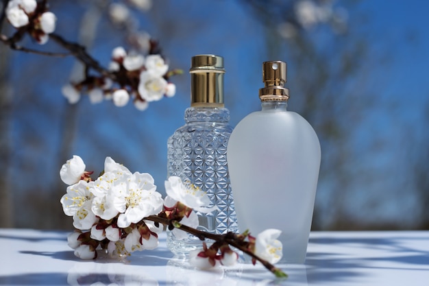 flacon de parfum sur la nature