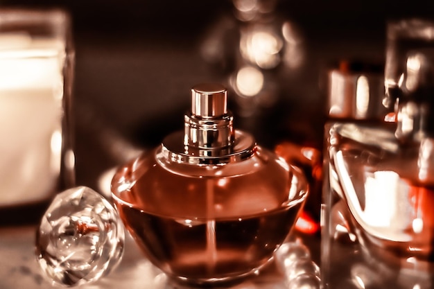 Flacon de parfum et parfum vintage sur une coiffeuse glamour la nuit bijoux en perles et eau de parfum comme cadeau de vacances marque de beauté de luxe présente