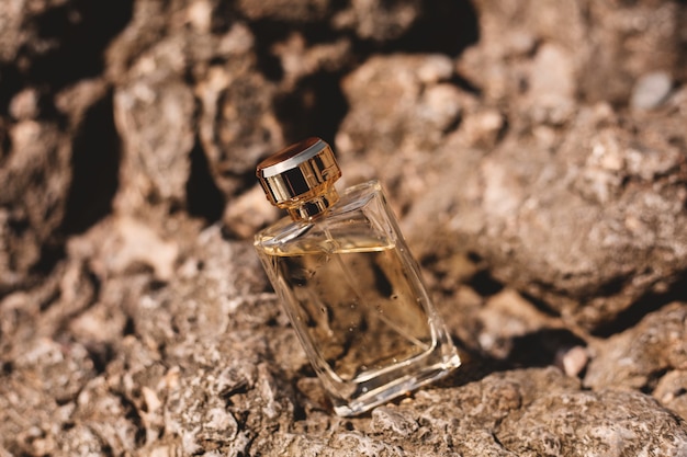 Flacon de parfum sur pierres