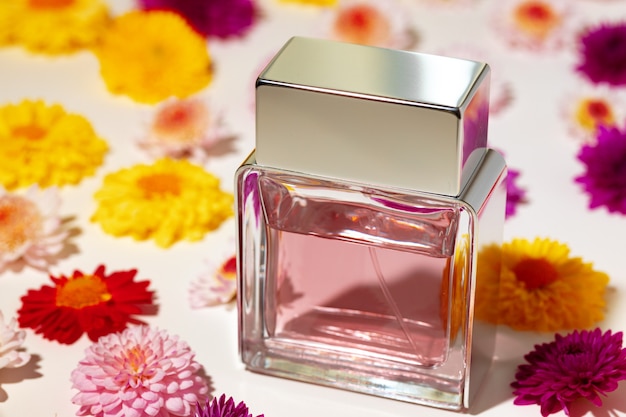 Flacon de parfum pour femme en boutons floraux se bouchent