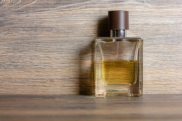 Flacon de parfum pour hommes sur fond de bois