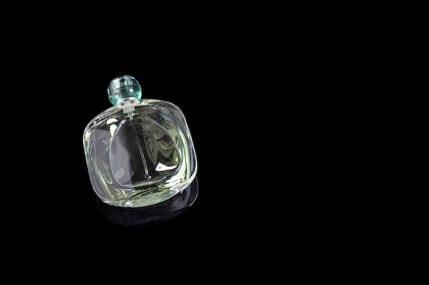 Flacon de parfum avec reflet sur surface noire. Parfumerie, cosmétique