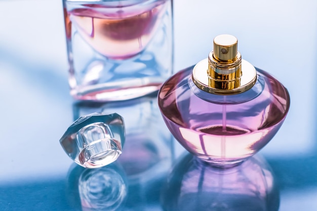 Flacon de parfum rose sur fond brillant parfum glamour doux parfum floral et eau de parfum comme cadeau de vacances et design de marque de cosmétiques de beauté de luxe