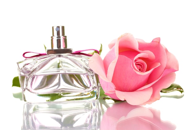 Photo flacon de parfum et rose rose isolé sur blanc