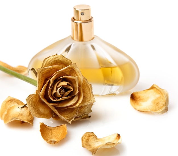 Flacon de parfum et de rose séchée