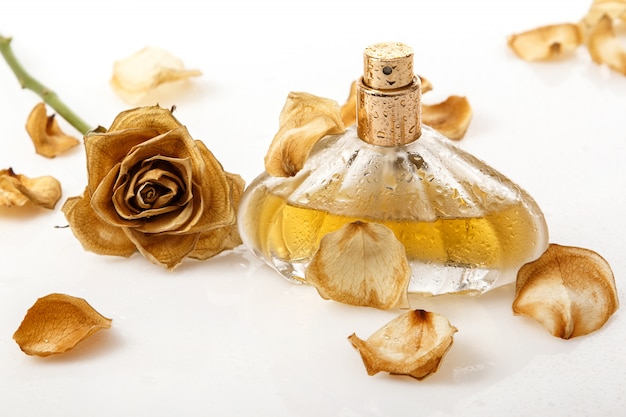 Flacon de parfum et de rose séchée