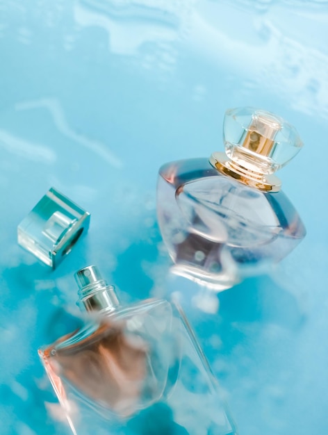 Flacon de parfum sous l'eau bleue parfum côtier de la mer fraîche comme parfum glamour et produit d'eau de parfum comme cadeau de vacances marque de spa de beauté de luxe présente