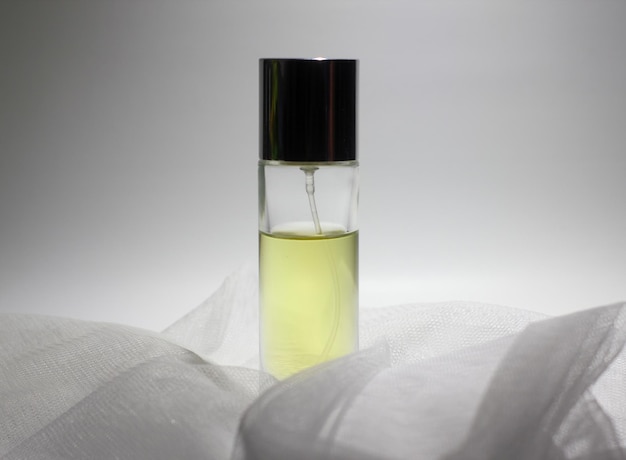 flacon de parfum transparent en studio photo, flacon en verre de parfum transparent avec bouchon pulvérisateur