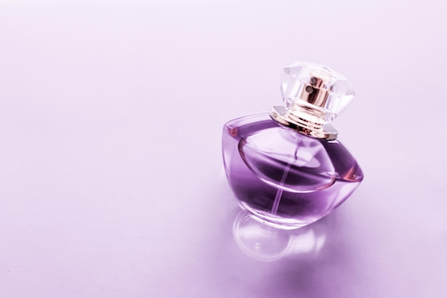 Flacon de parfum violet sur fond brillant doux parfum floral parfum glamour et eau de parfum comme cadeau de vacances et design de marque de cosmétiques de beauté de luxe