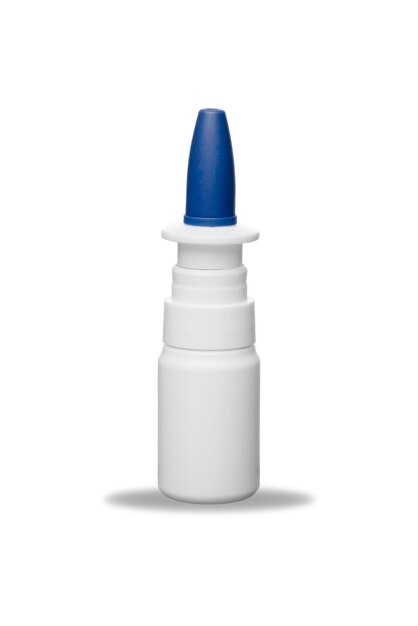 Flacon en plastique pour vaporisateur nasal avec capuchon bleu et ombre douce isolé sur fond blanc Maquette d'emballage pharmaceutique