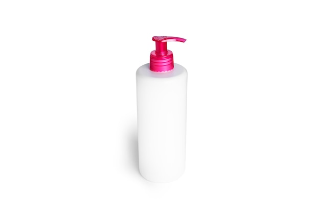 Flacon pompe en plastique avec distributeur rose pour savon liquide ou gel isolé sur blanc.